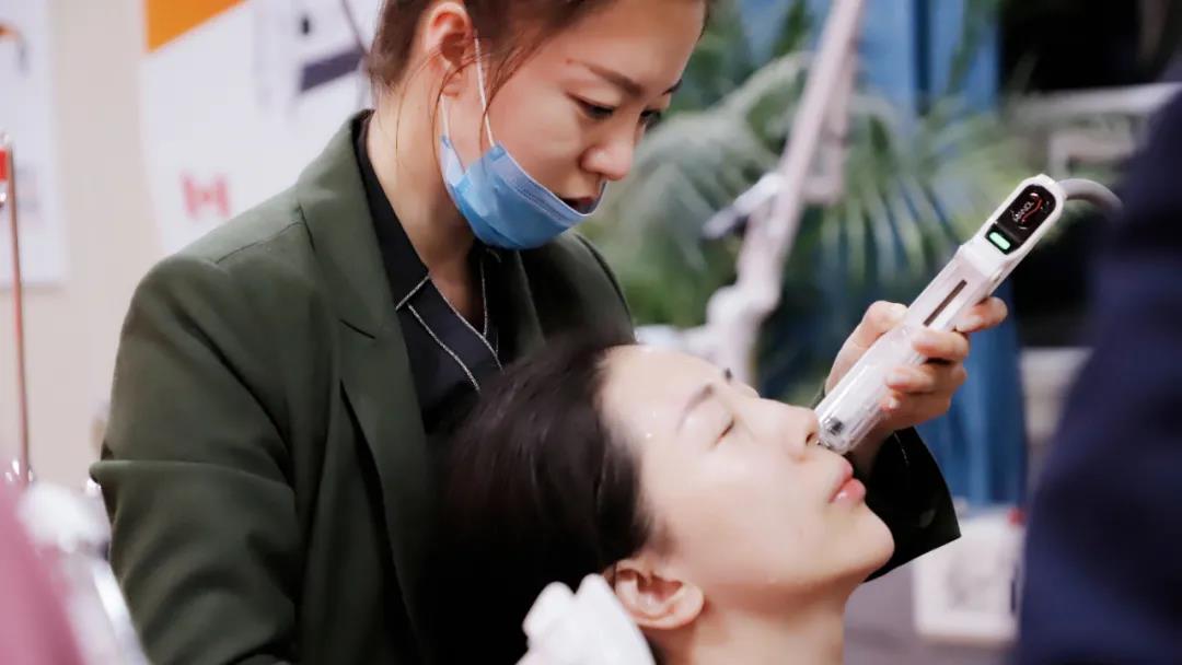 飞嘉第七届内部高端培训会 砥砺前行，绽放未来——聚焦美容仪器设备销售新篇章